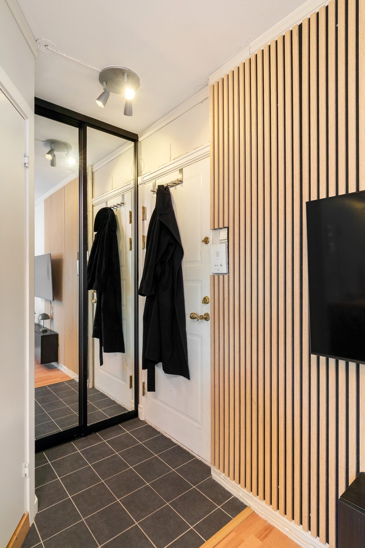 Lys og innbydende entré med plass til å henge fra seg yttertøy i plassbygd garderobeskap. Galleribilde