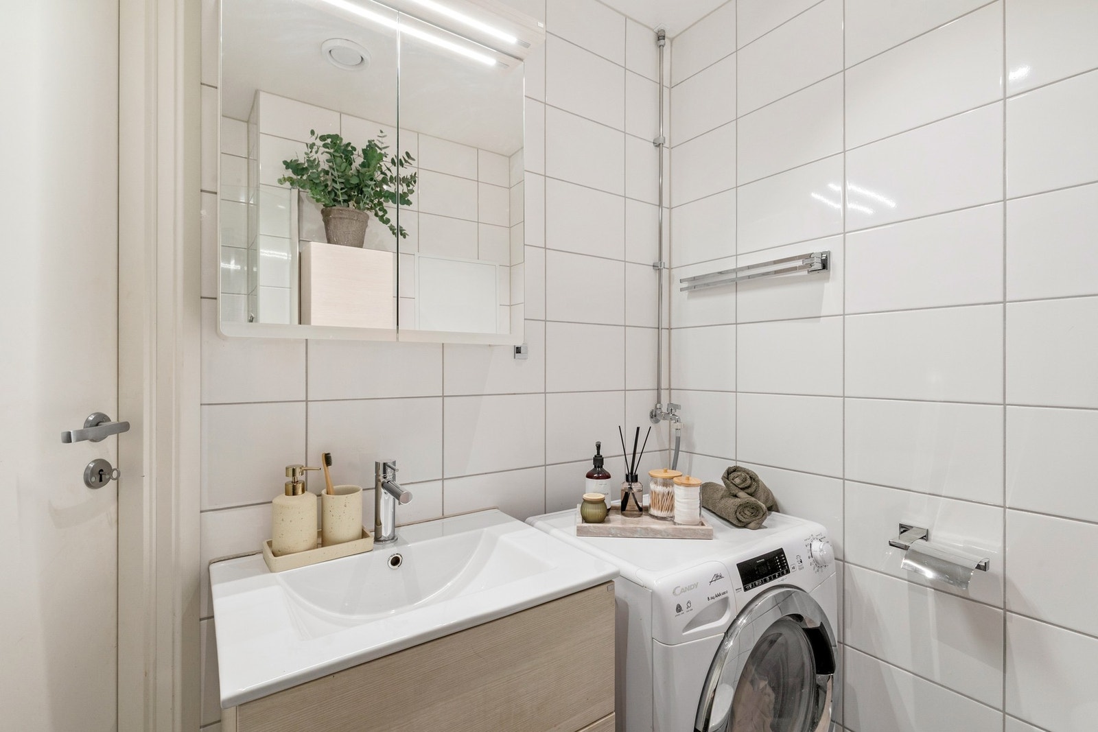 Delikat, flislagt bad pusset opp i regi av borettslaget i 2018. Galleribilde