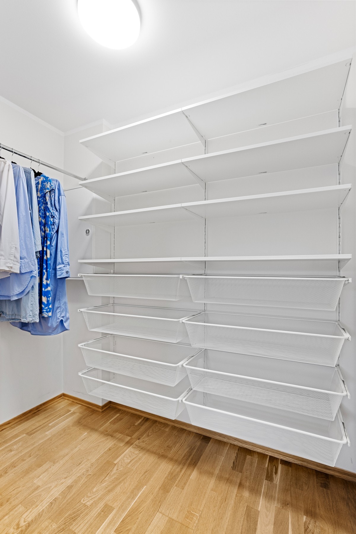 Fin størrelse på garderoben som inneholder gode oppbevaringsløsninger Galleribilde