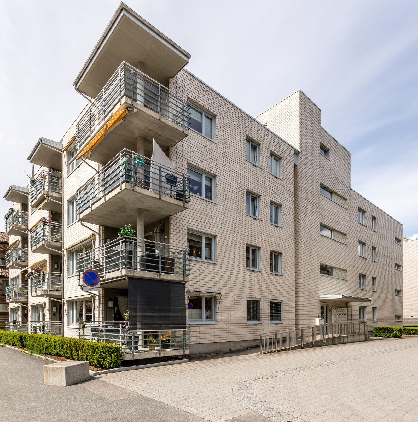 Fasade hovedinngang mot veien Galleribilde