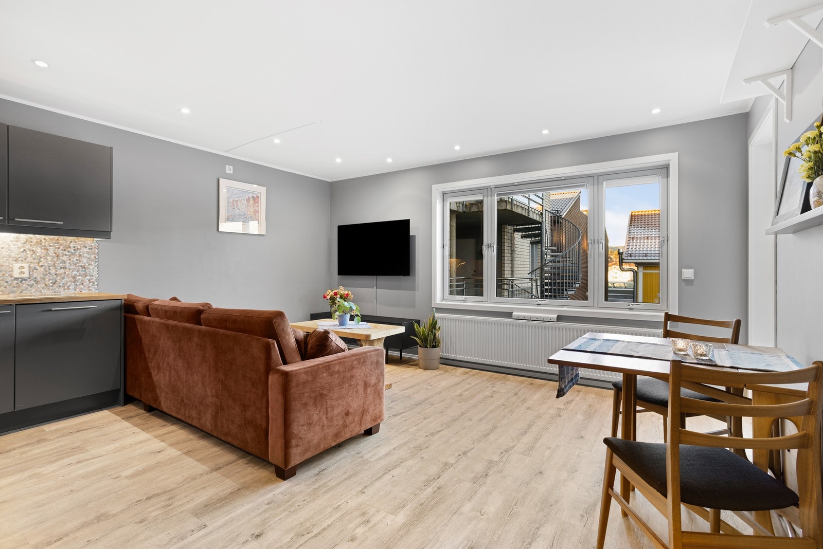 Stue og kjøkken i åpen løsning Galleribilde