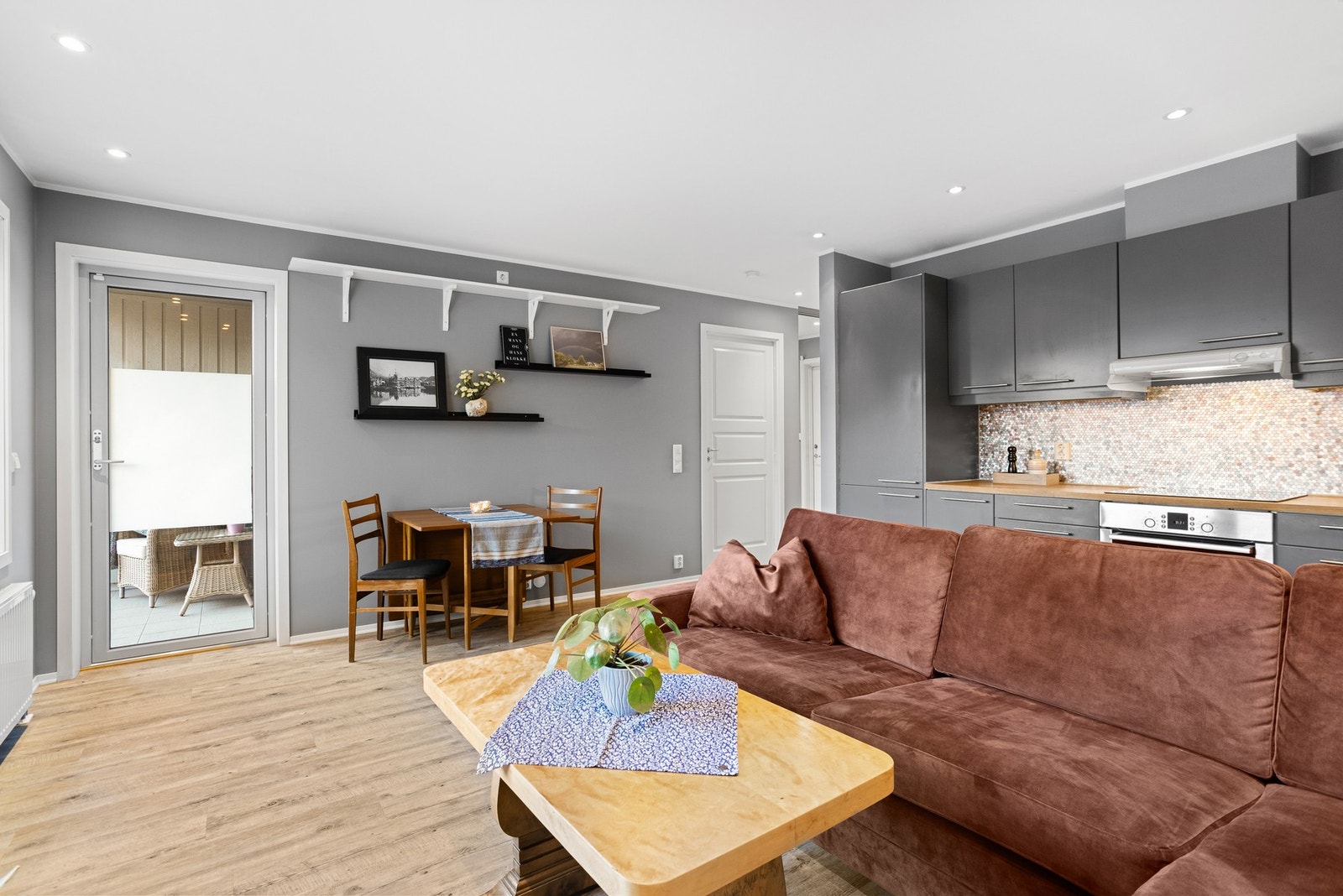 Stue og kjøkken området har mulighet til enkel møblering med lite spisebord og stoler Galleribilde