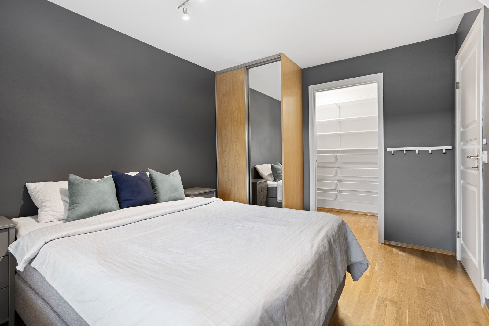 Walk-in closet med skyvedør Galleribilde