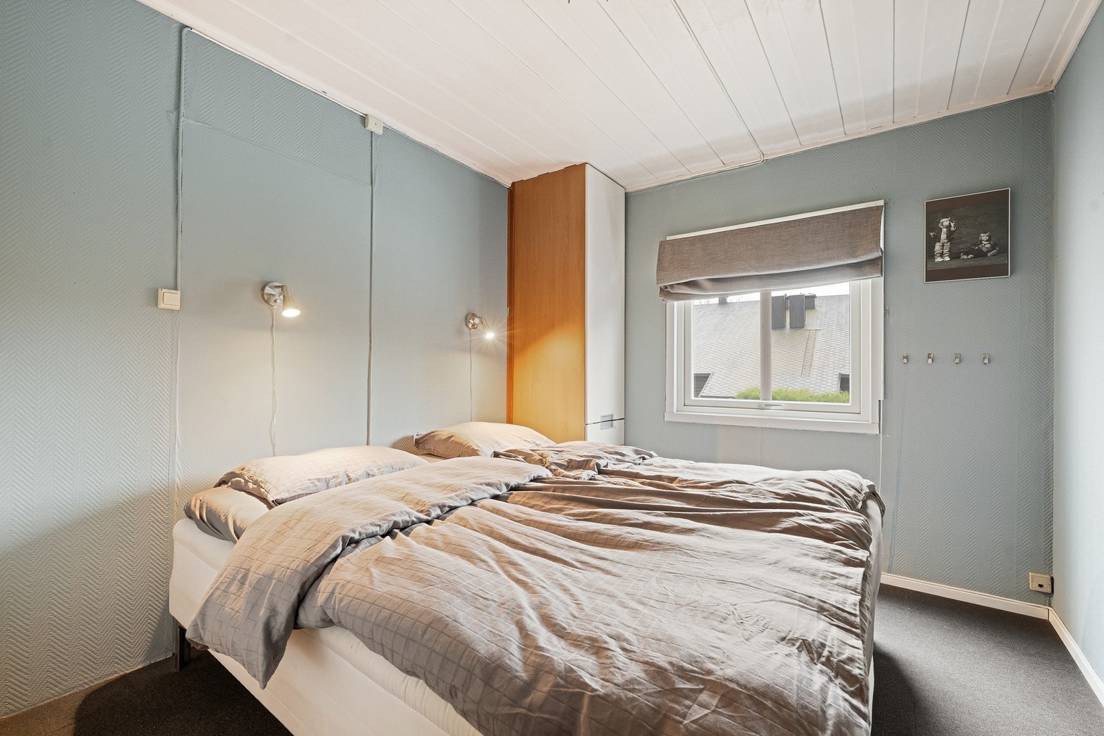 Boligen har et innbydende hovedsoverom med god plass til dobbeltseng og garderobeløsning. Galleribilde