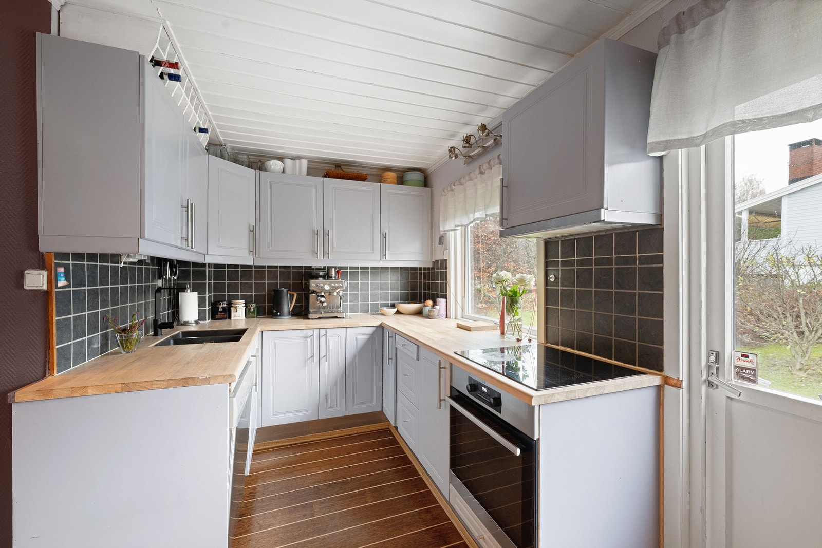 Kjøkkeninnredningen har profilerte fronter i klassisk stil og benkeplate i heltre som ble oppgradert i 2022, sammen med ny planlimt oppvaskkum i kompositt. Galleribilde