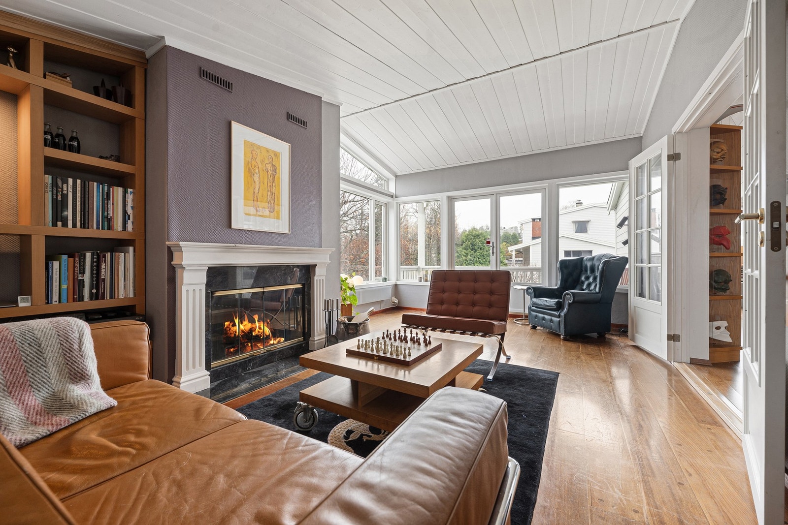 Her er det store vindusflater som slipper inn rikelig med dagslys og gir fin utsikt mot hagen. Galleribilde