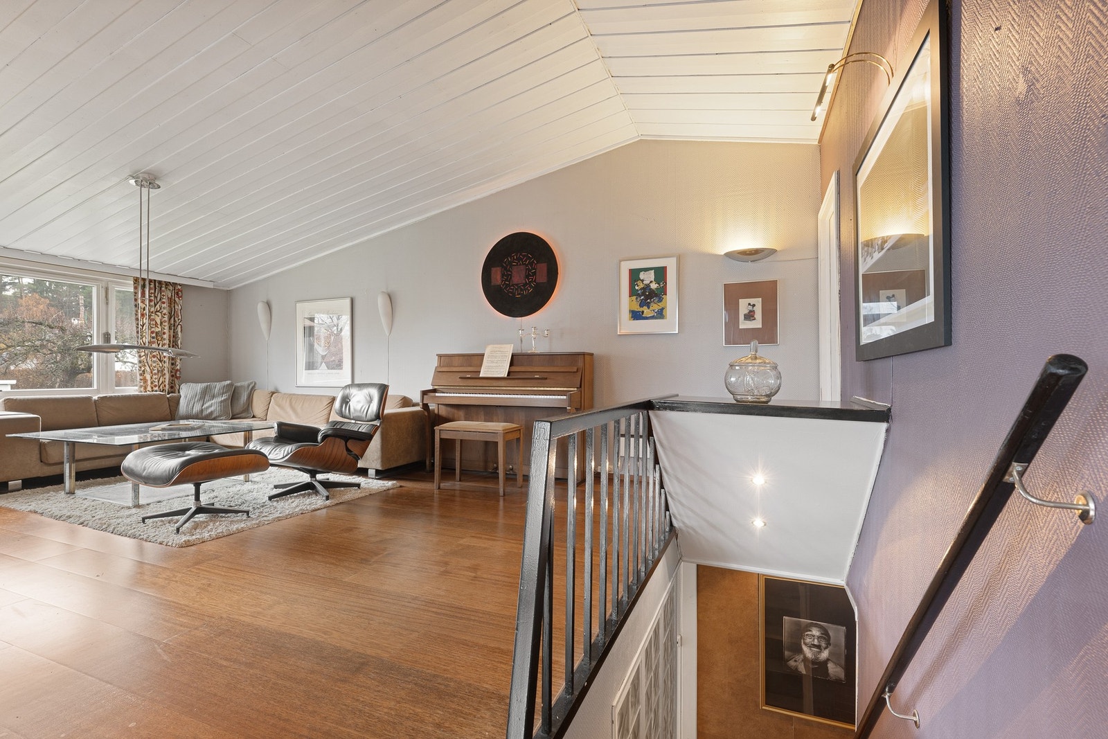 Boligens stue ligger i øverste etasje og fremstår som et lyst og luftig oppholdsrom med god takhøyde og store vindusflater som slipper inn rikelig med dagslys. Galleribilde