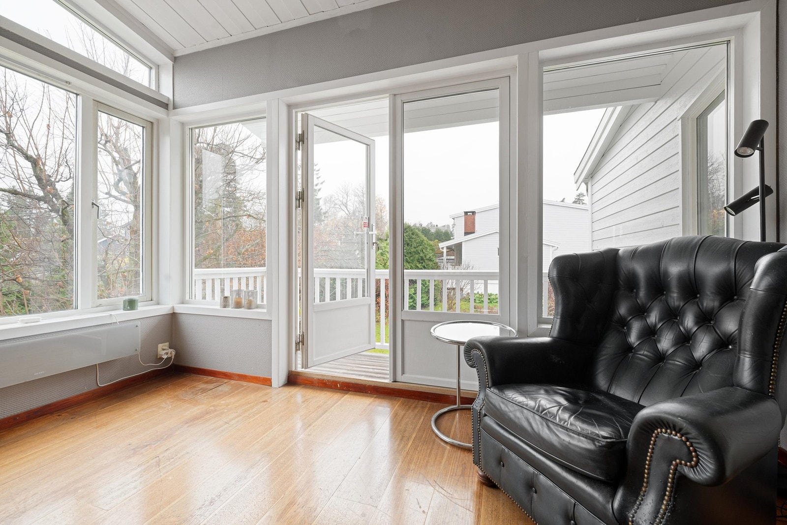 Fra peisestuen er det utgang til en koselig veranda på ca. 4 kvm med flott utsyn over den grønne felleshagen og nabolaget. Galleribilde