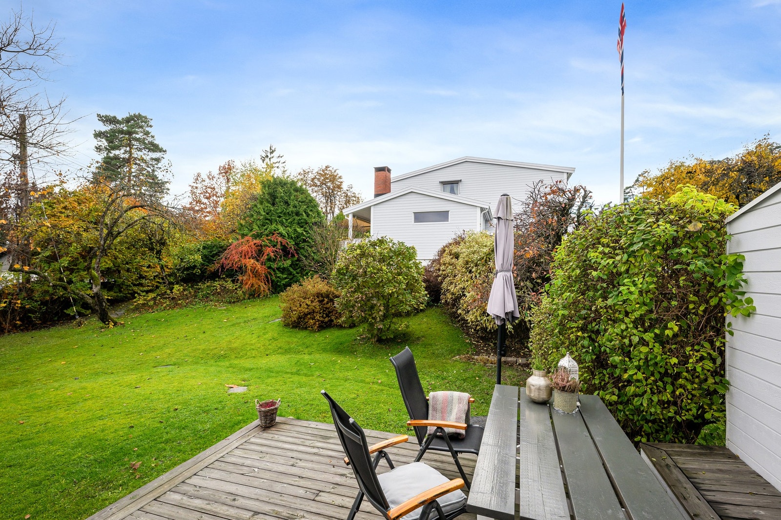 Her kan du nyte solen fra formiddagen og helt frem til den går ned, vanligvis fra rundt kl. 10 til 21 på sommerstid. Galleribilde