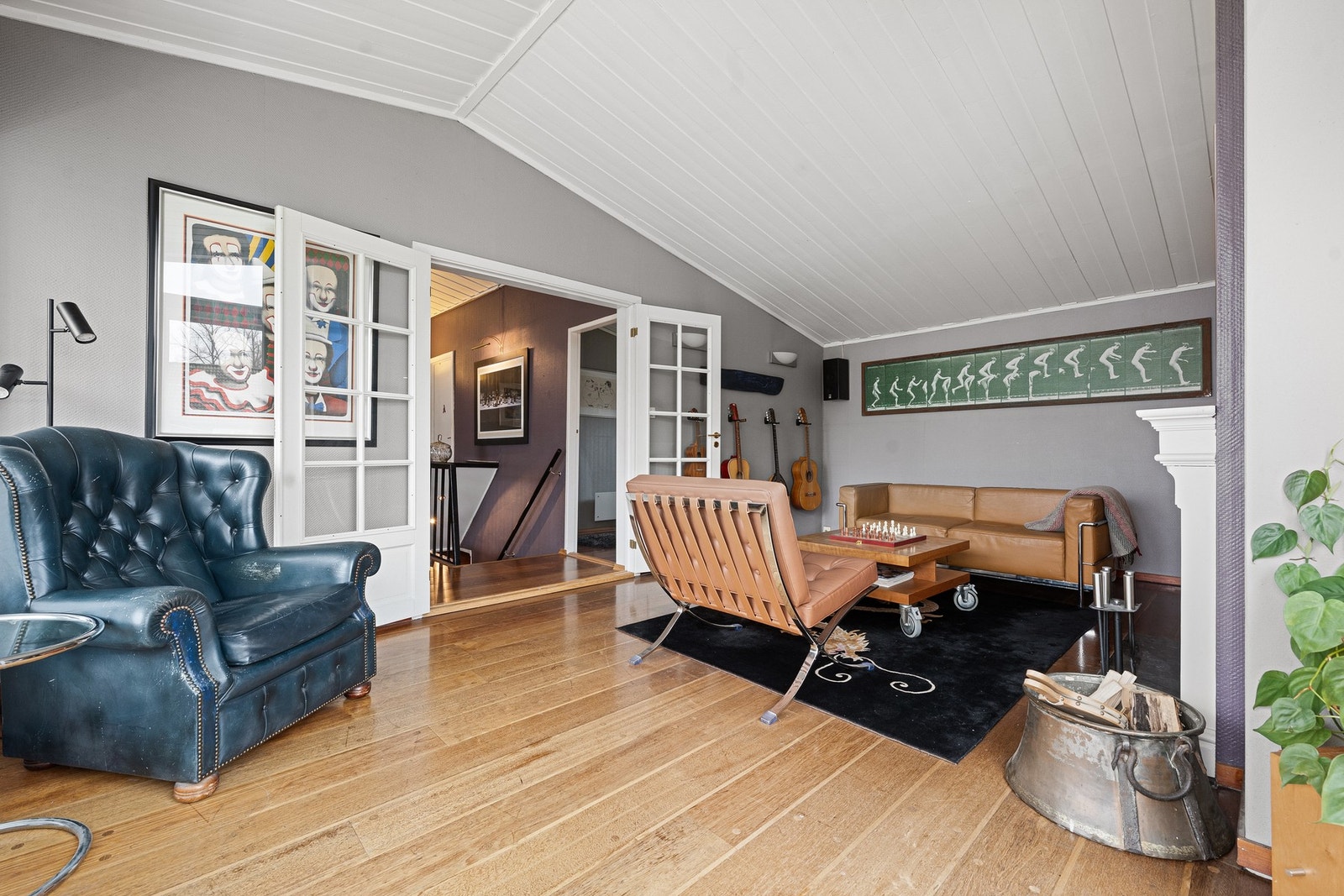 Peisestuen har god plass til sittegrupper og åpner for fleksibel møblering. Galleribilde