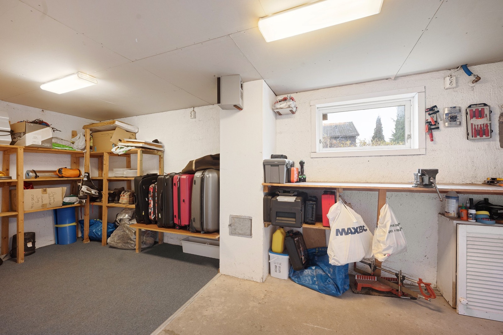 Boligen disponerer to boder i kjelleretasjen som gir gode oppbevaringsmuligheter. Galleribilde