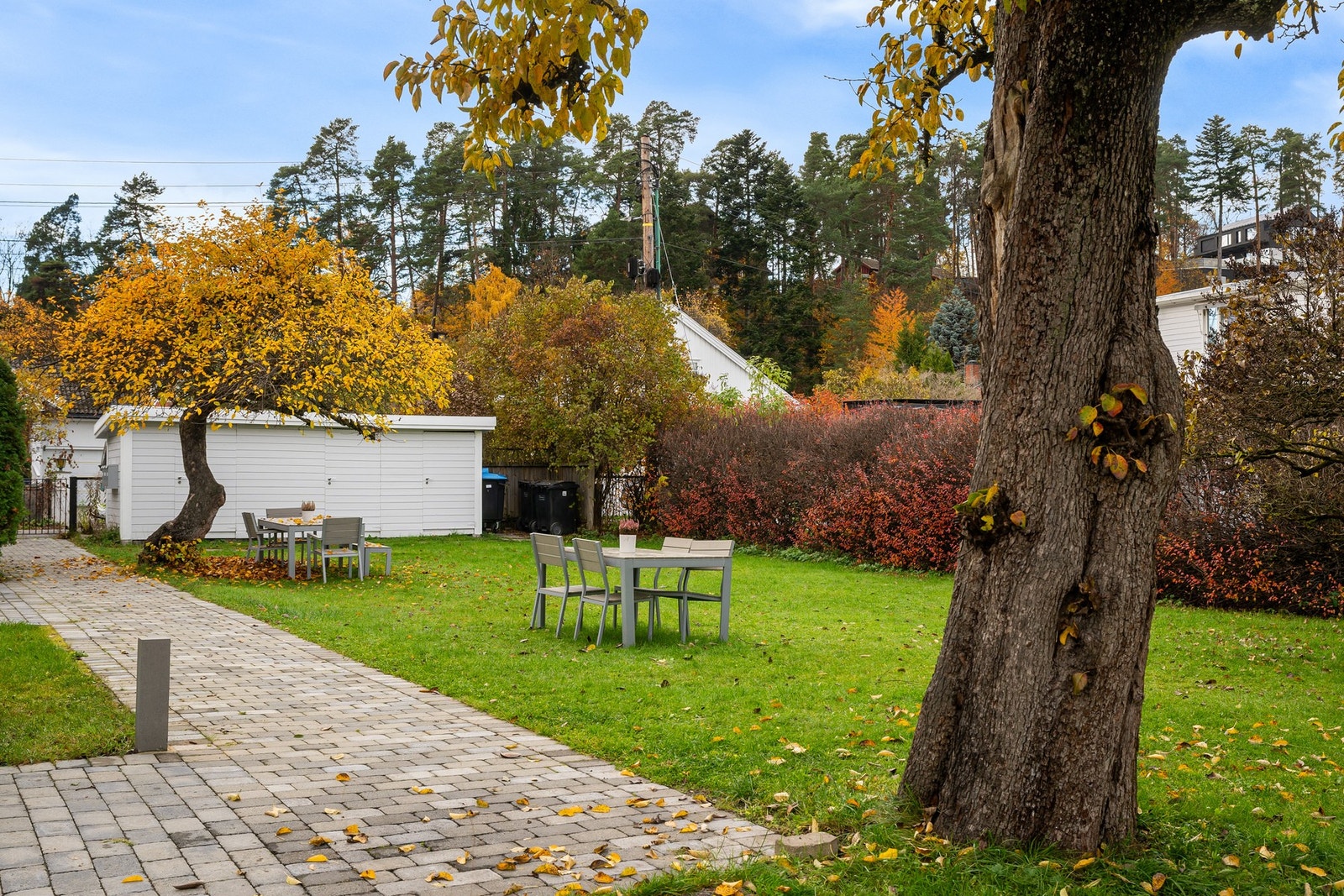 Hageområdet er felles for sameiet, og gir et trivelig uteområde med plass til både lek, rekreasjon og sosiale sammenkomster. Galleribilde