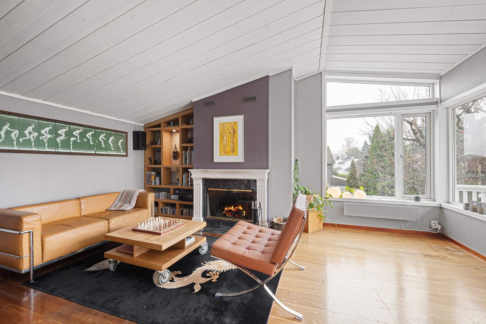 Peisestuen er et lunt og stemningsfullt rom som skaper en herlig atmosfære. Galleribilde