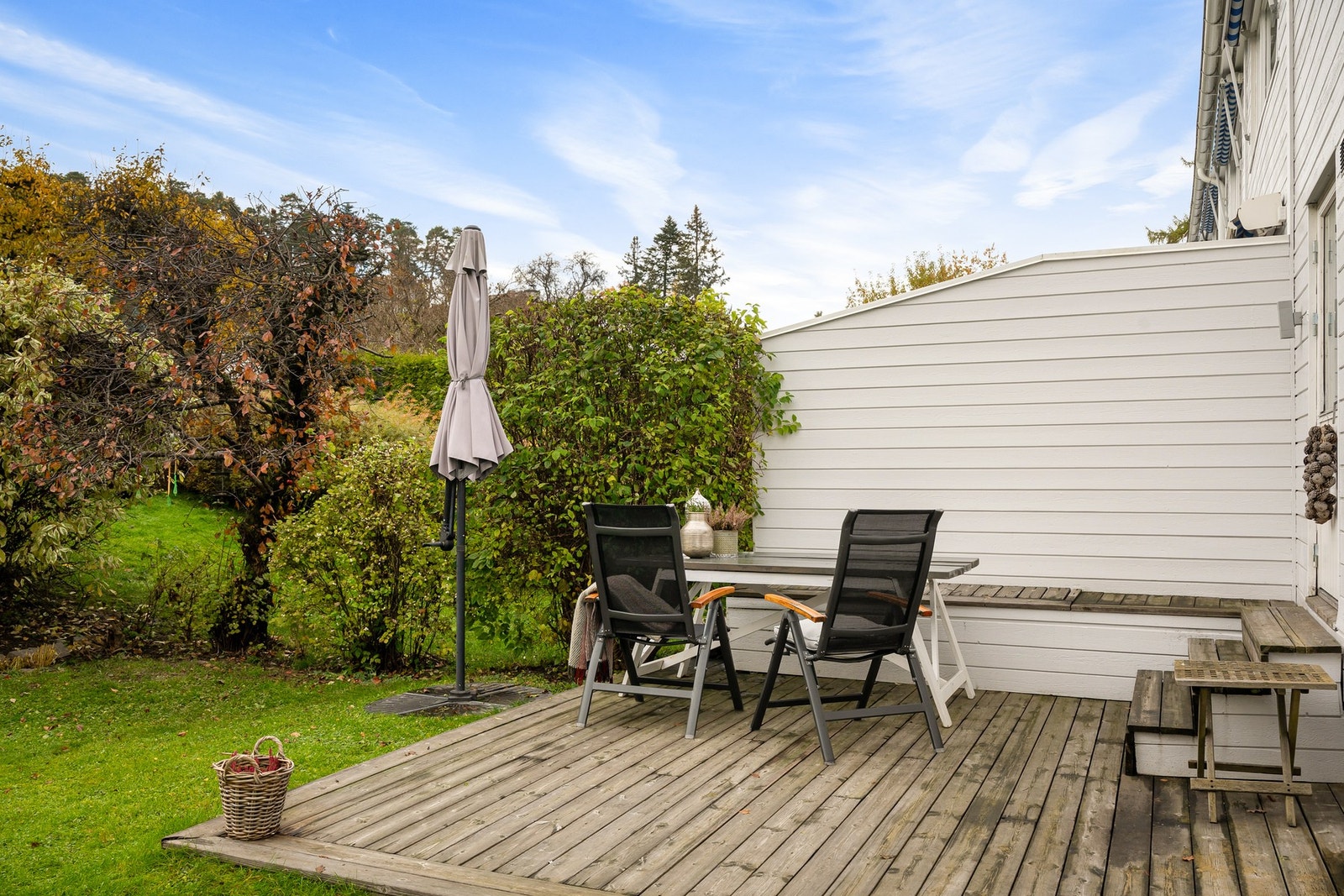 Terrassen har god plass til både spisegruppe, grill og lounge, og er perfekt for lange, lyse sommerkvelder. Galleribilde