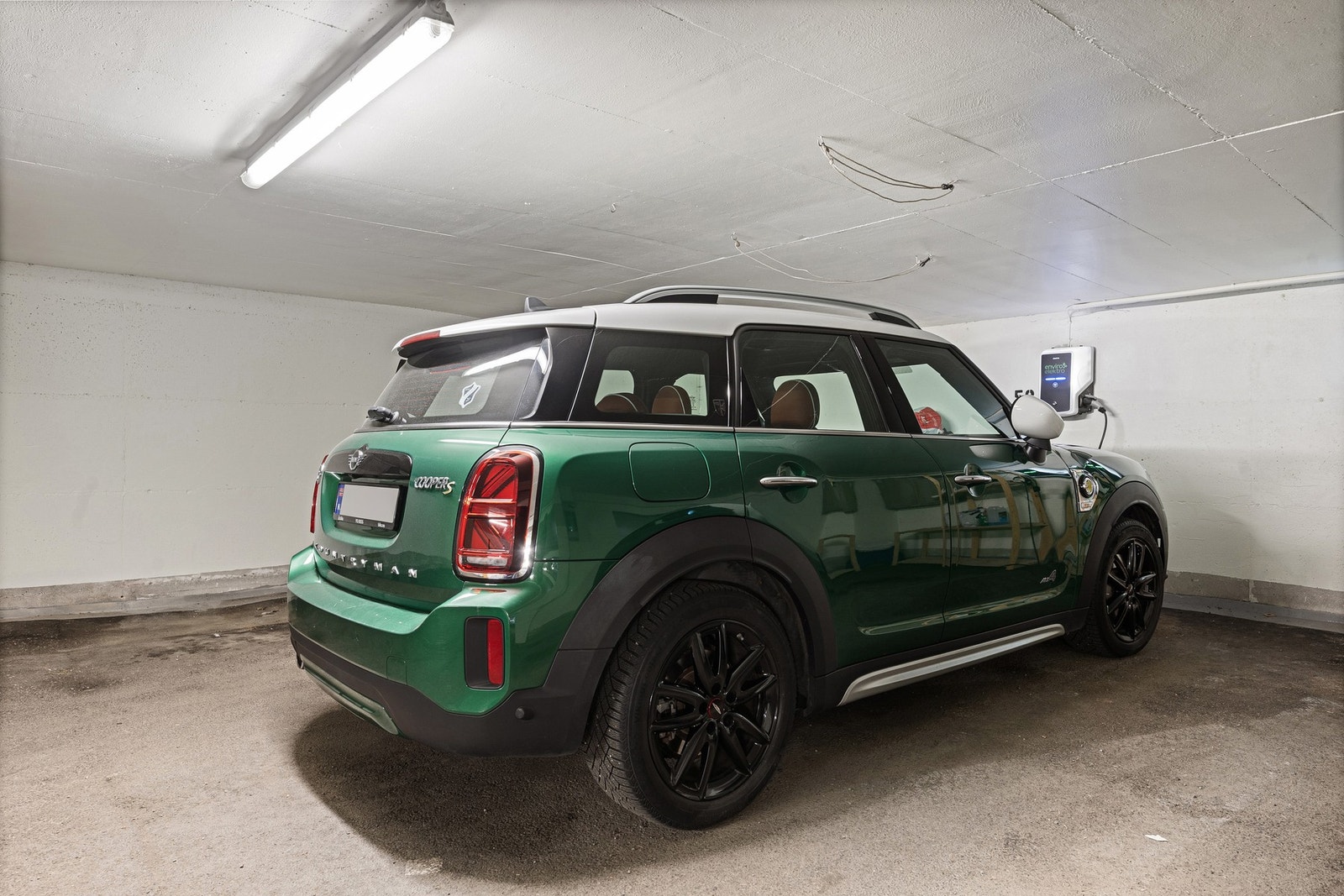 Boligen disponerer en garasjeplass i felles garasjerekke med elibil-lader. Galleribilde