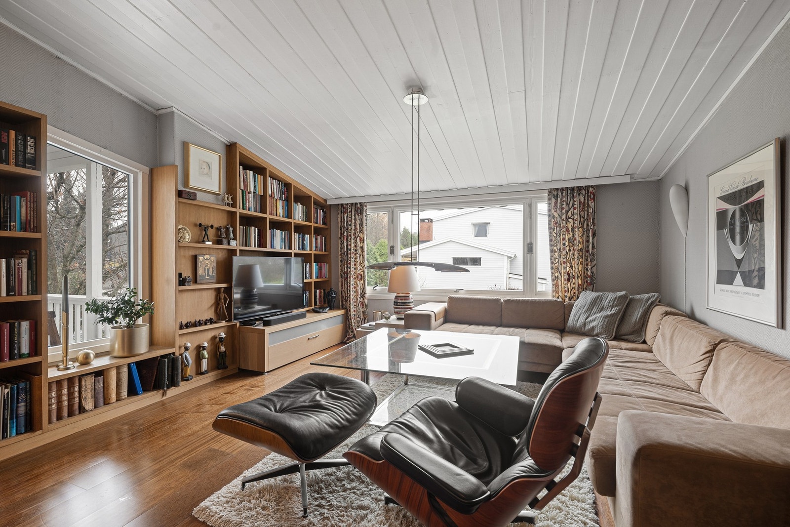 Stuen har et tidløst preg og fungerer som et naturlig samlingspunkt i boligen. Galleribilde