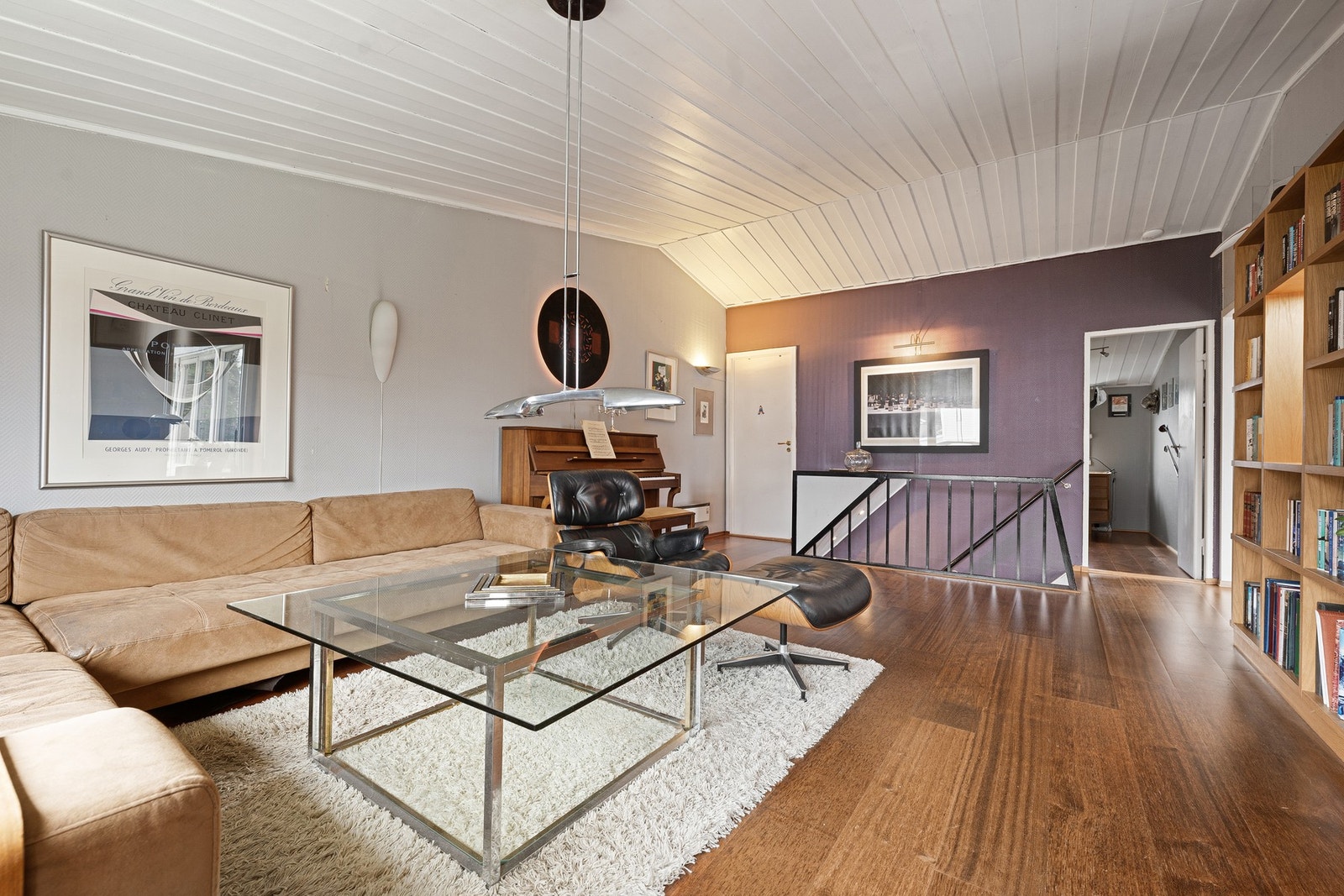 Rommet har plass til stor sofagruppe, spisestue og eventuelt et piano eller andre møbler som skaper en personlig atmosfære. Galleribilde