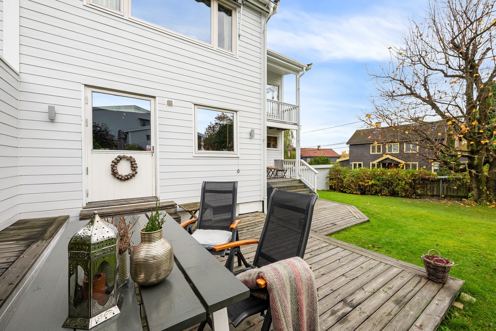 Det er direkte utgang til den flotte markterrassen på ca. 26 kvm. Galleribilde