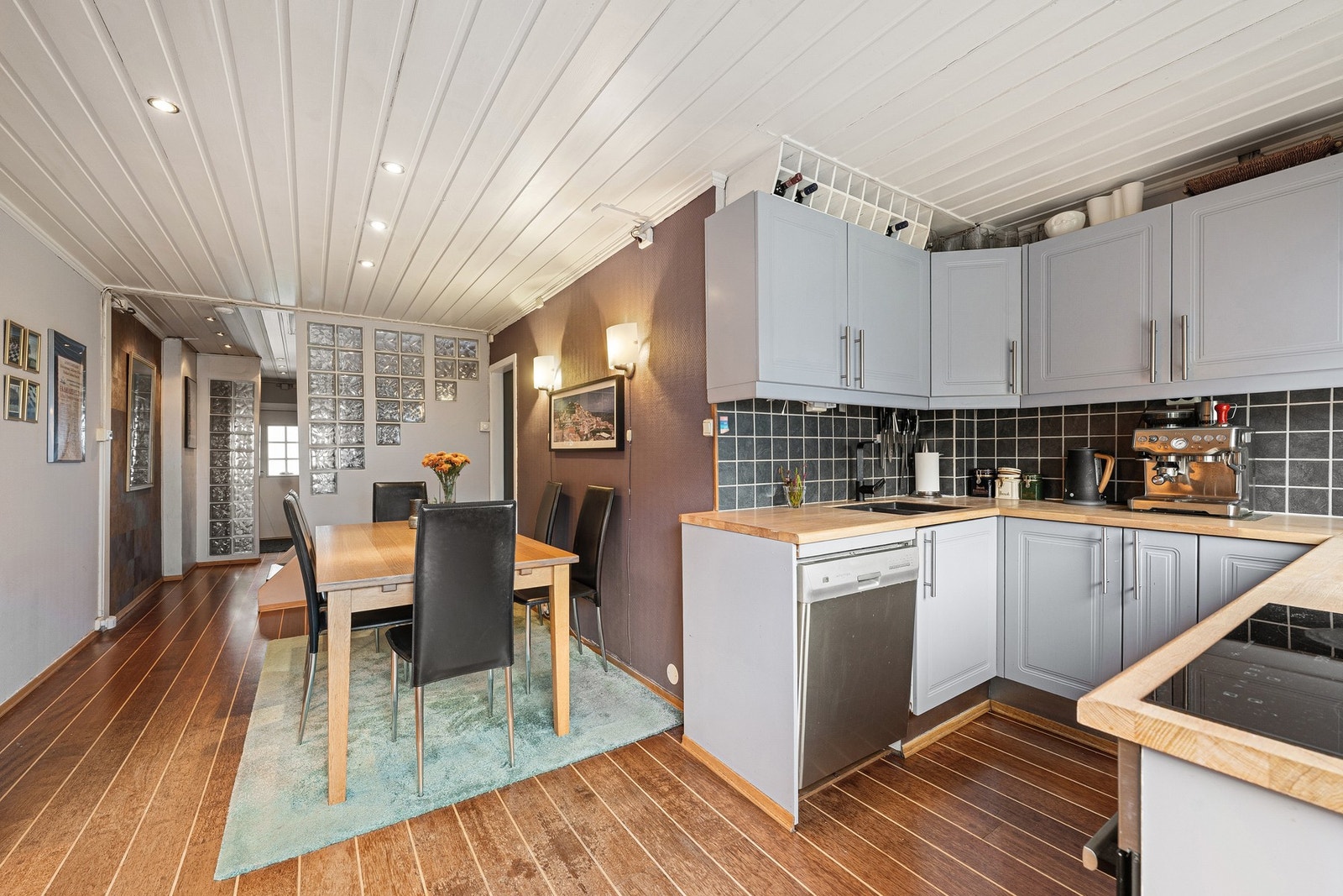 Det er god plass til en større spisegruppe. Galleribilde