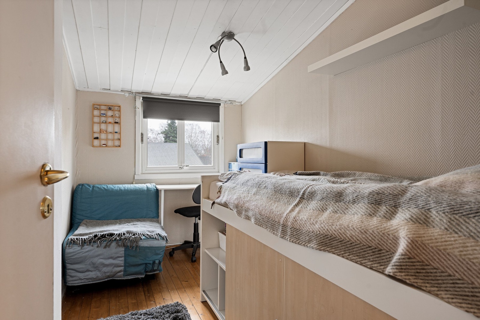 I boligens andre etasje finner du to lyse og trivelige soverom som egner seg godt som barnerom, gjesterom eller hjemmekontor. Galleribilde