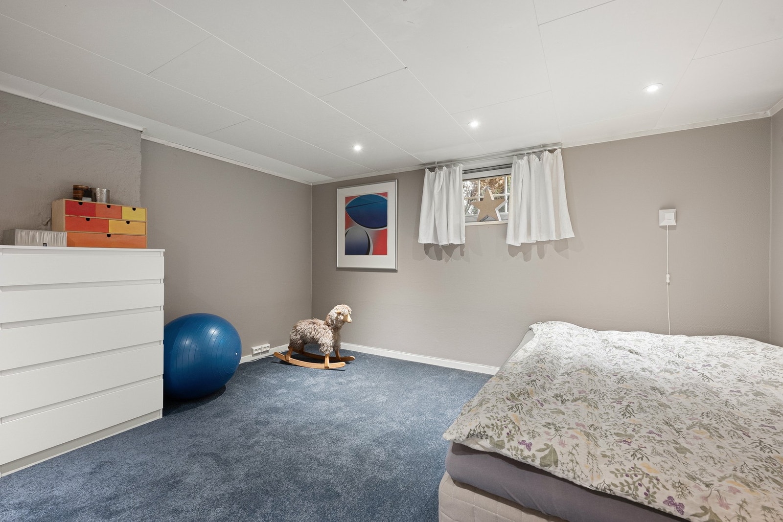 Det gjøres spesielt oppmerksom på at det ikke er søkt om eller godkjent innredning av kjeller, og det er heller ikke tatt stilling til om dette lar seg gjøre. Galleribilde