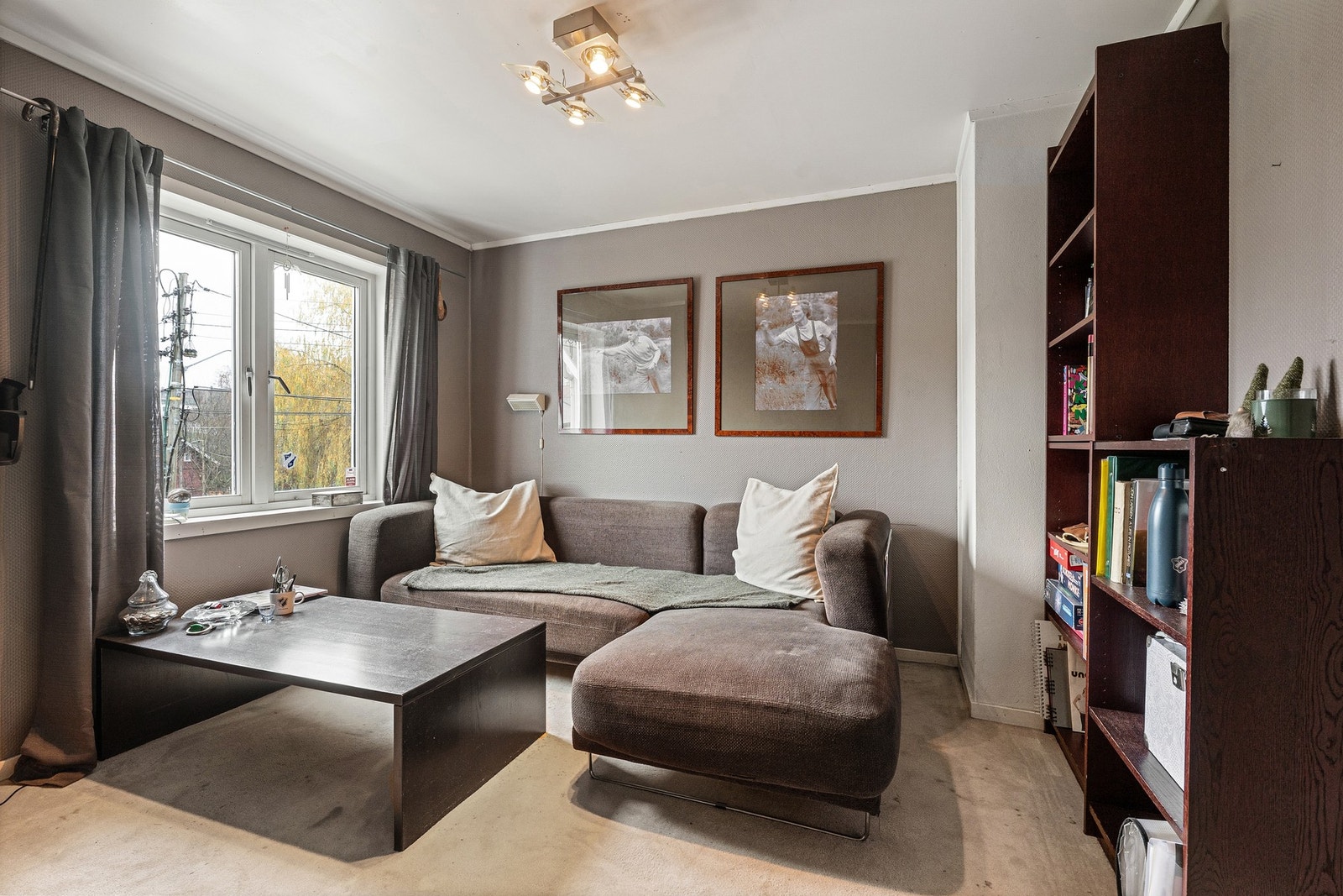 I boligens første etasje finner du en koselig TV-stue med god plass til sofagruppe og oppbevaringsløsninger. Galleribilde