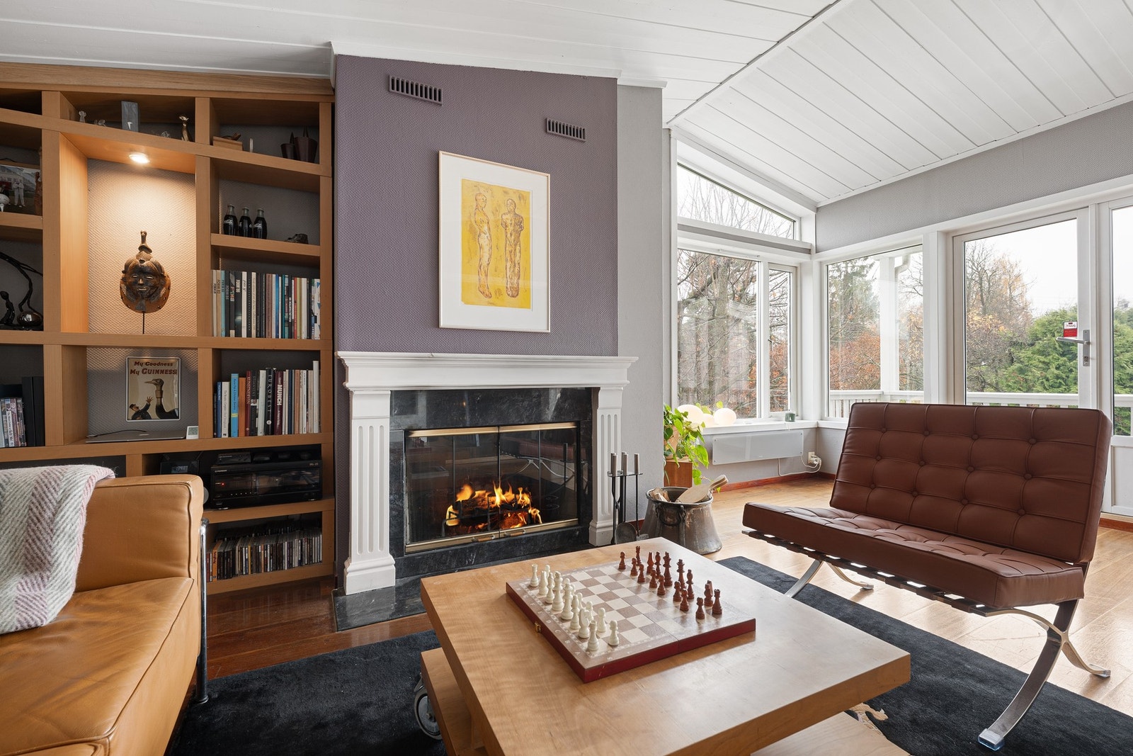 Her får du et innholdsrikt enderekkehus over tre plan med gjennomtenkt planløsning, solrike uteplasser og en meget attraktiv beliggenhet på Bestum! Galleribilde