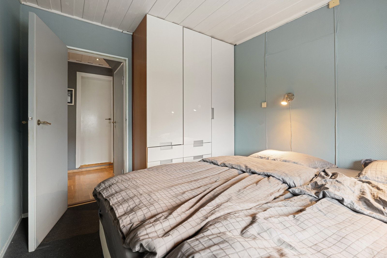 Rommet har en behagelig fargepalett som skaper en rolig atmosfære og gjør det lett å innrede etter egen stil. Galleribilde