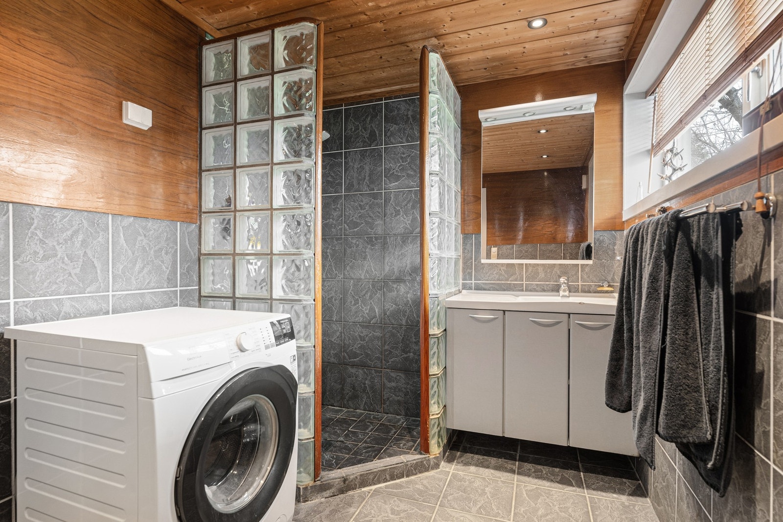 Lekkert og romslig baderom oppført i 2000 med praktiske løsninger og tidløst uttrykk. Galleribilde