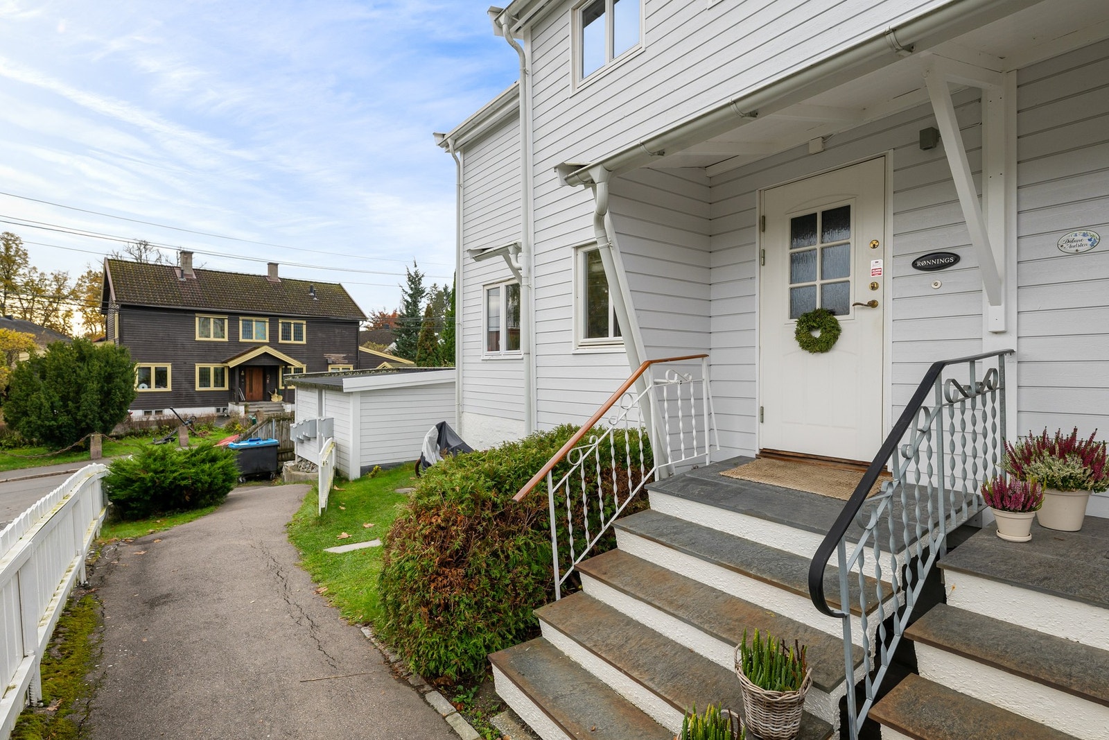 Boligen har et pent og innbydende inngangsparti med adkomst direkte fra bakkeplan. Galleribilde