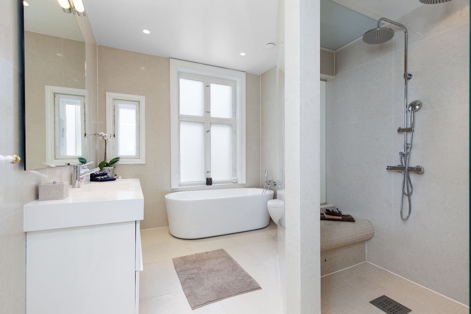 Hovedbad med stor dusjnisje Galleribilde