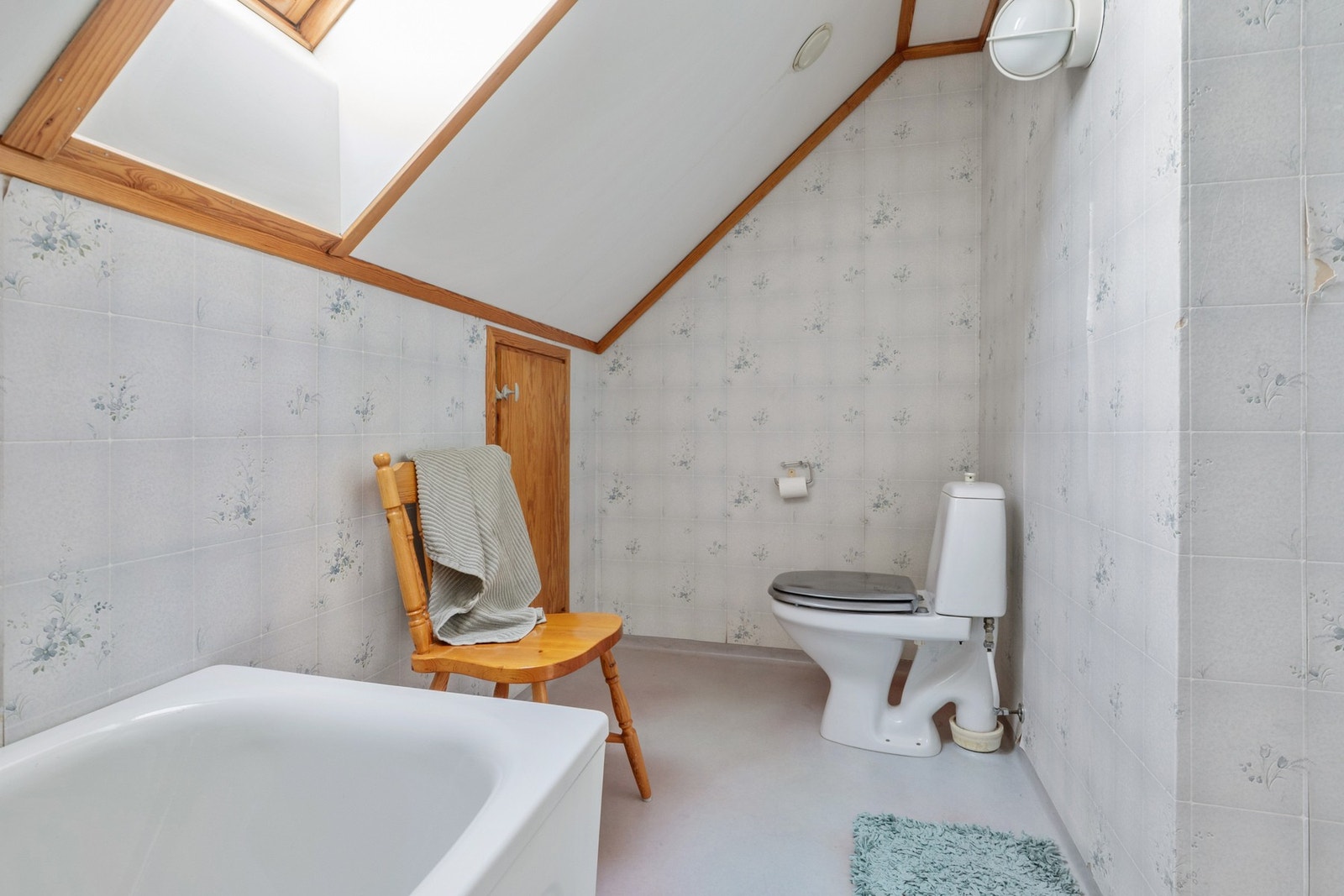 På badet er det toalett, varmekabler og badekar med dusjløsning. Galleribilde