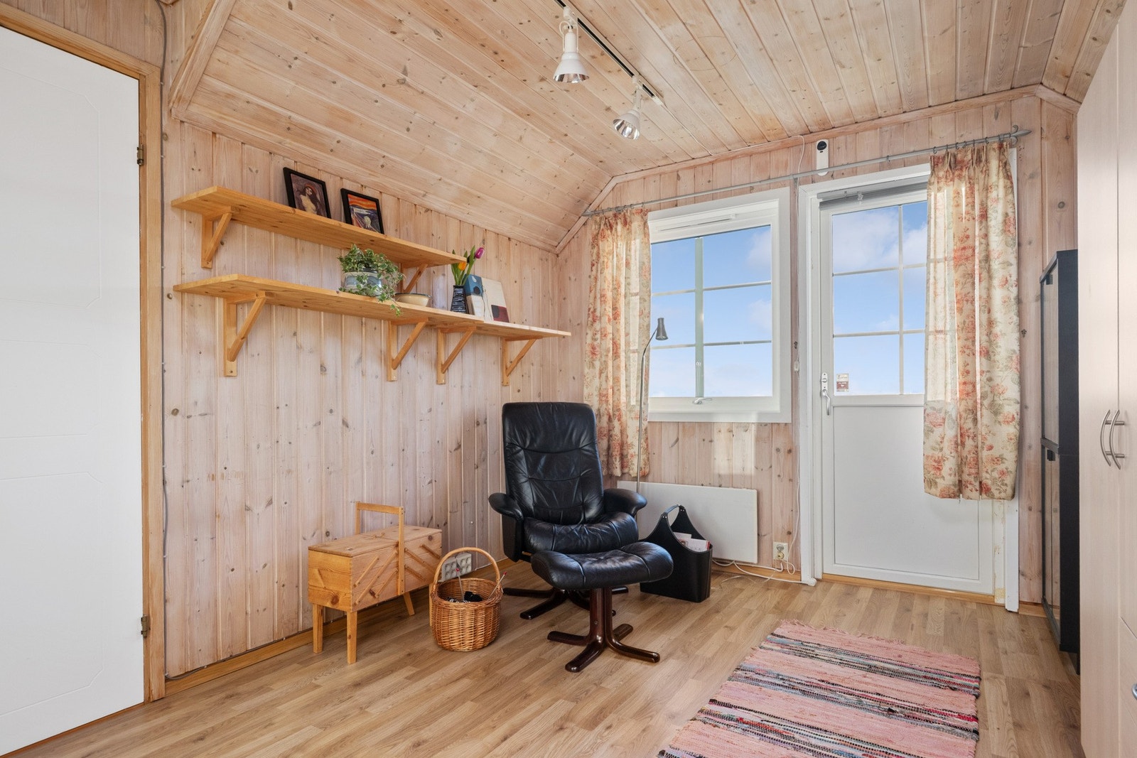 Utenfor soverommene har boligen en koselig stue, et ekstra oppholdsrom for lek, vennebesøk og avslapning. Galleribilde