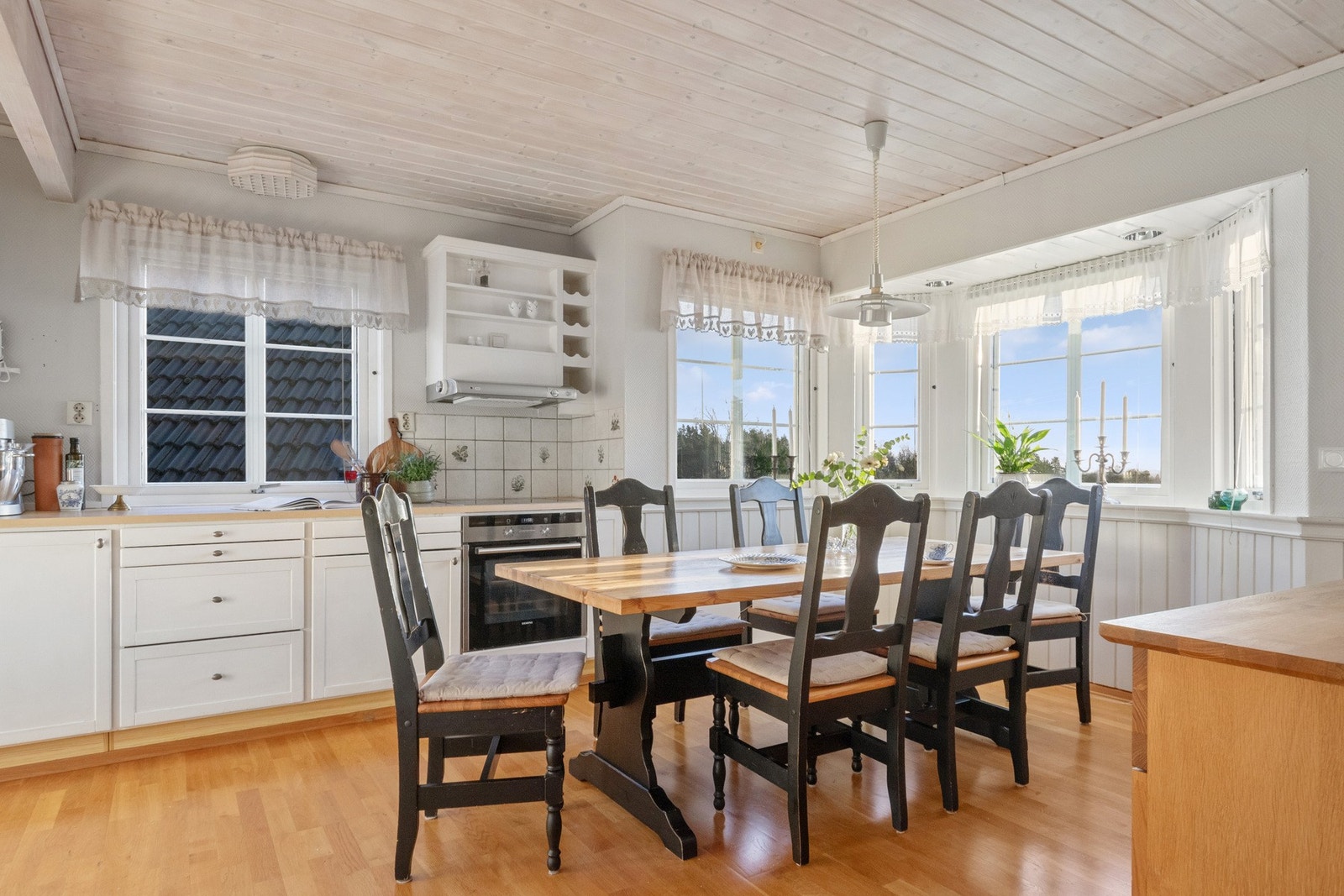 Kjøkkenet ligger innenfor stuen; lyst, luftig og trivelig med stor spiseplass for familien. Galleribilde