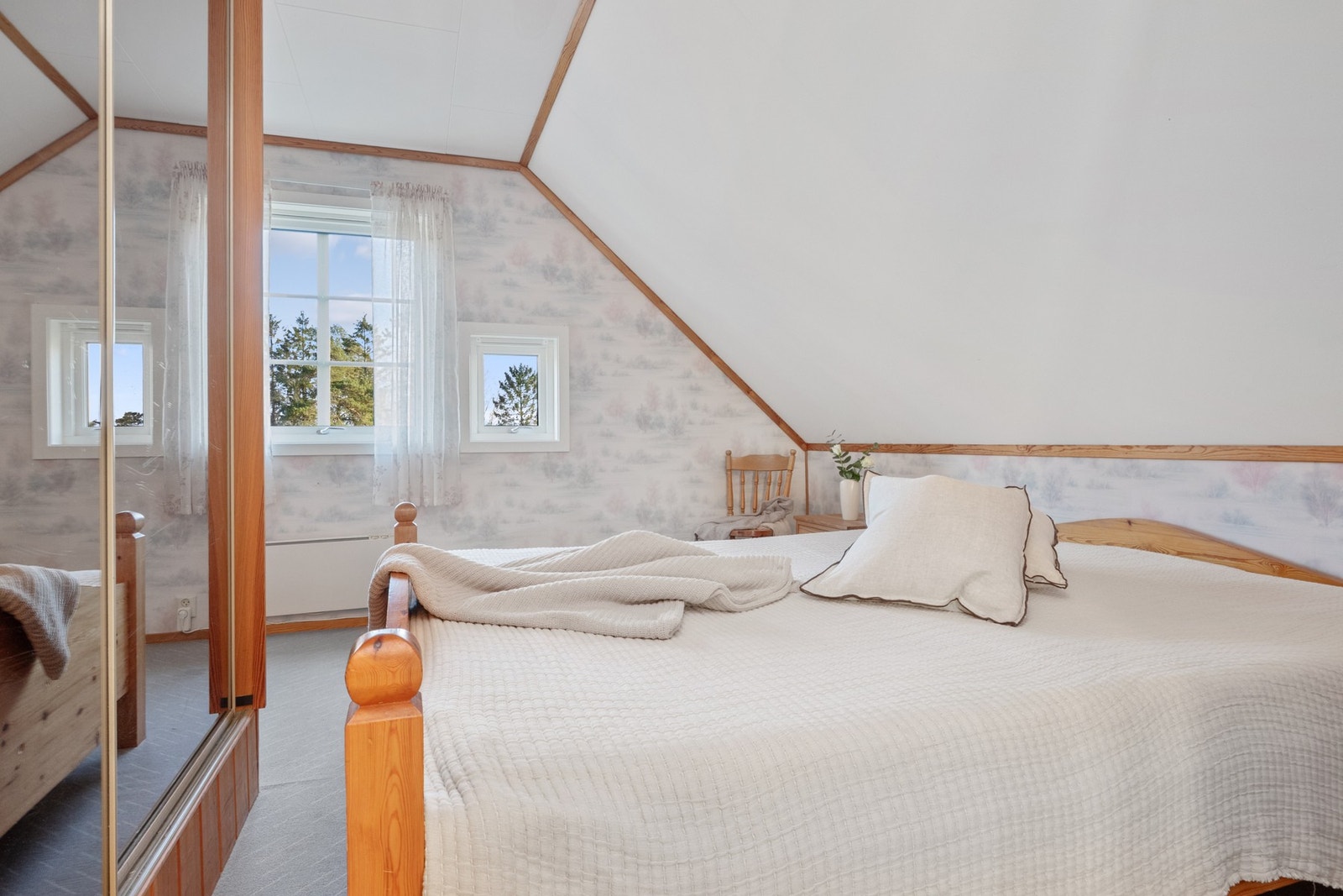 Tre soverom er samlet i 2. etasje, meget praktisk hvis man har små barn. Sengen på bildet er 230 cm lang. Galleribilde