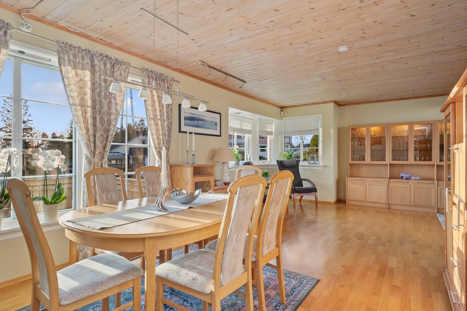 Familien samles i en stor vinkelstue, der vinduer på tre sider slipper inn godt med dagslys. Galleribilde