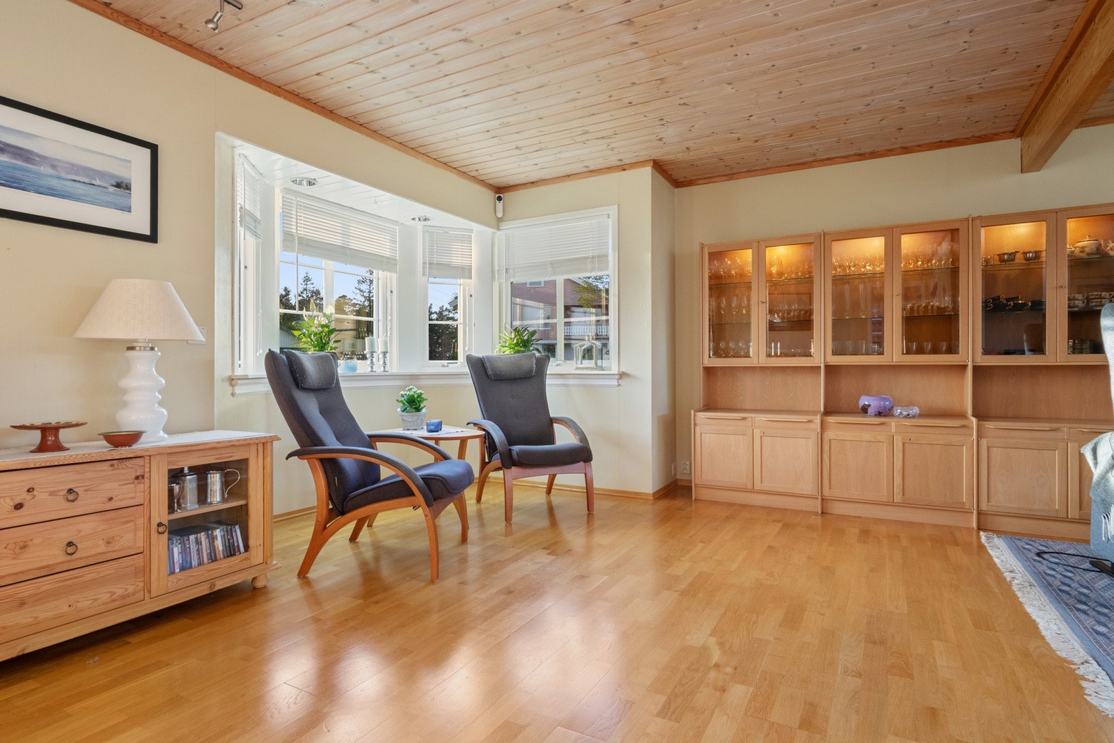 Vinduene inkluderer et karnapp og en glassdør til terrassen, og sommerstid er det deilig å trekke ut for middager i varmen. Galleribilde