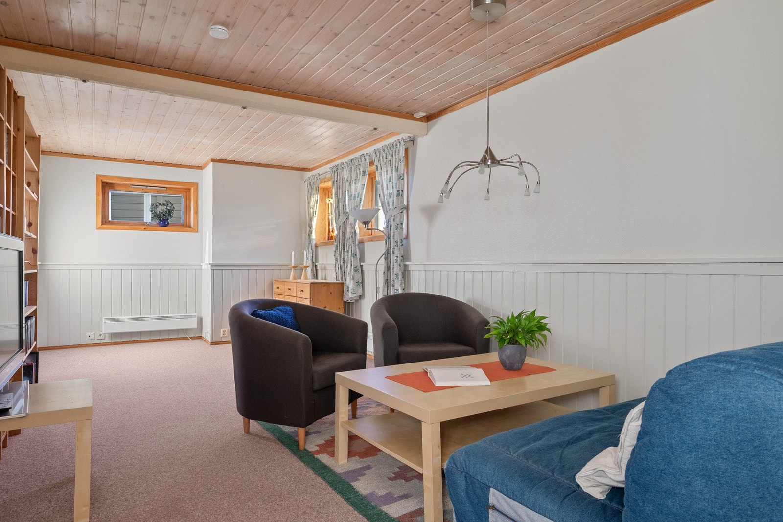 Stuen har lunt teppegulv. Galleribilde