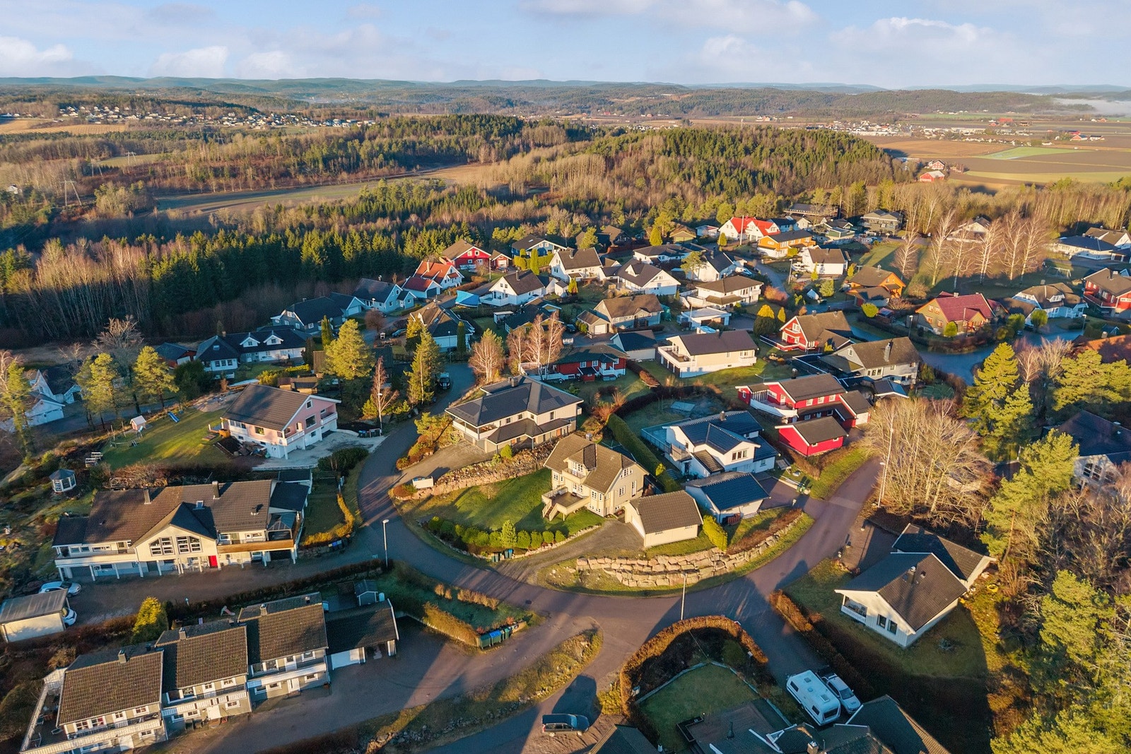 Eiendommen ligger på Vear i Tønsberg kommune, og har en av tettstedets beste beliggenheter med en kombinasjon av fredelige omgivelser og nærhet til alle nødvendige fasiliteter. Galleribilde