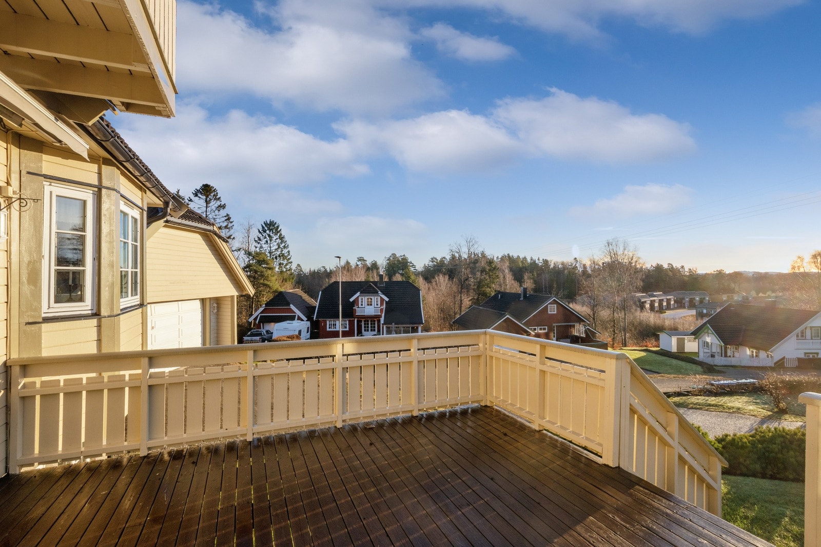 Fra stuen er det utgang til en herlig terrasse på ca. 20 kvm, med belysning, stikkontakt og trapp ned til hagen. Galleribilde