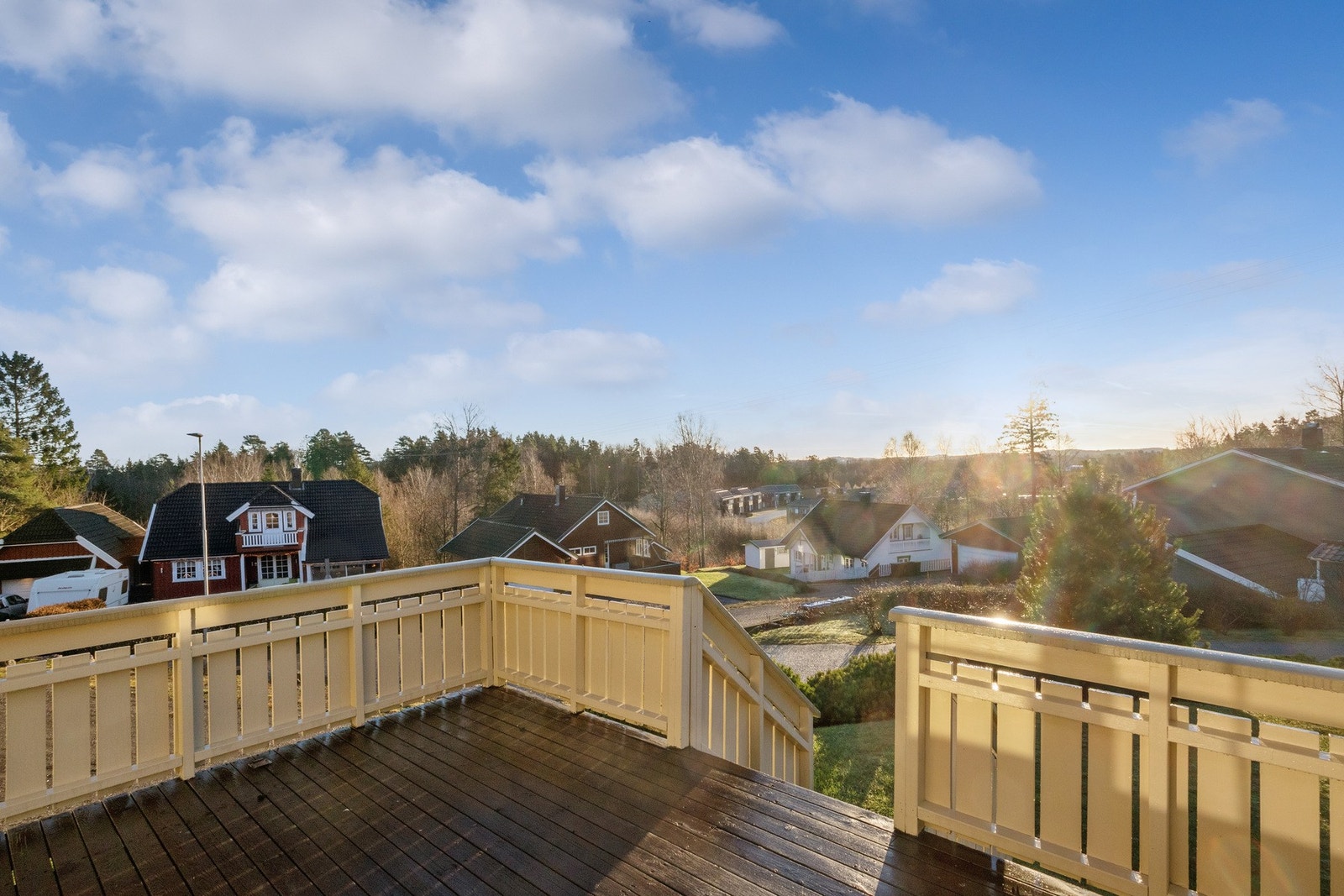 Terrassen er delvis overbygd, og rundt 2014 ble en elektrisk markise etablert for ekstra komfort. Galleribilde