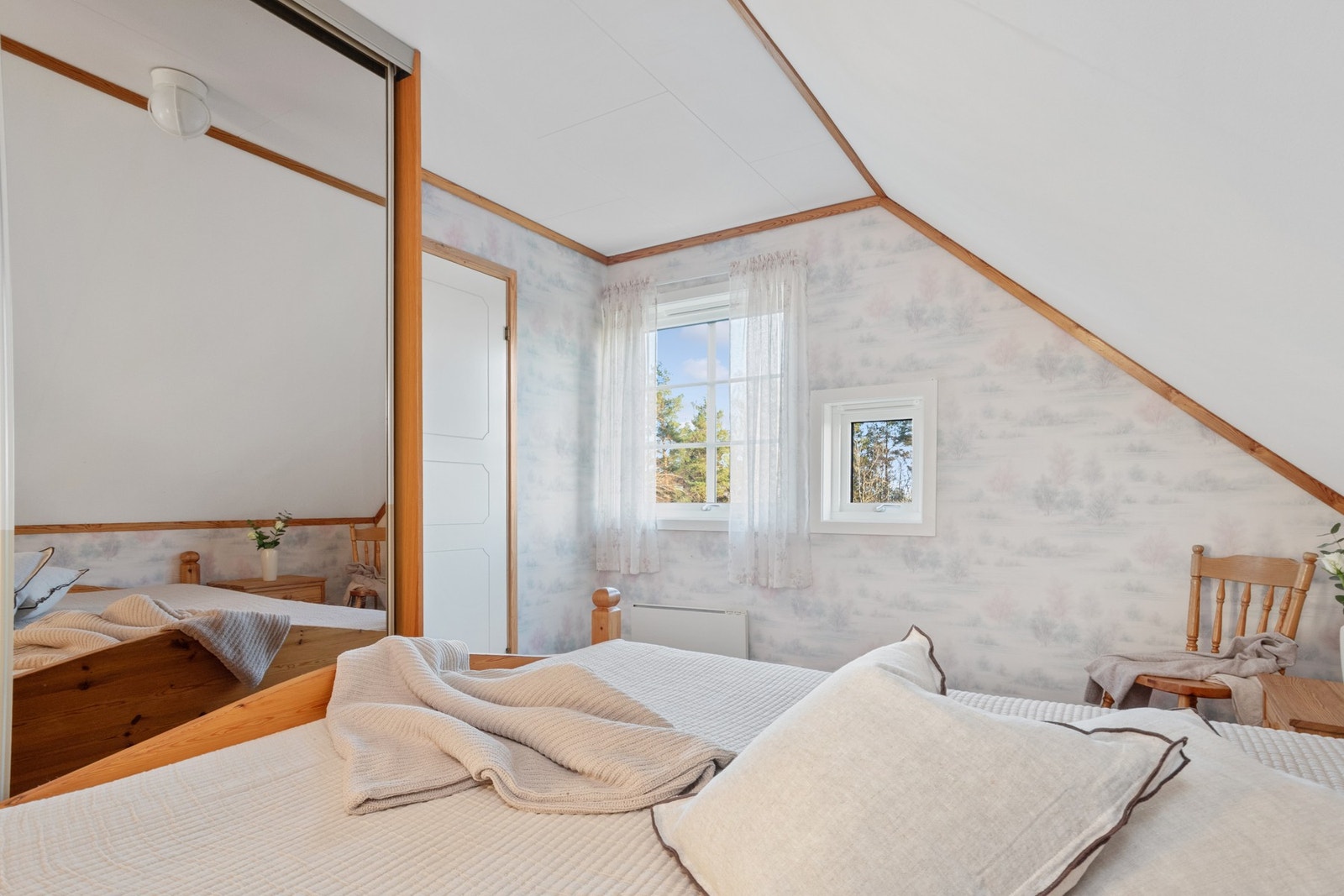 Hovedsoverommet har plass til dobbeltseng, og det er mye oppbevaring i en plassbygd skyvedørsgarderobe med speilfronter. Galleribilde