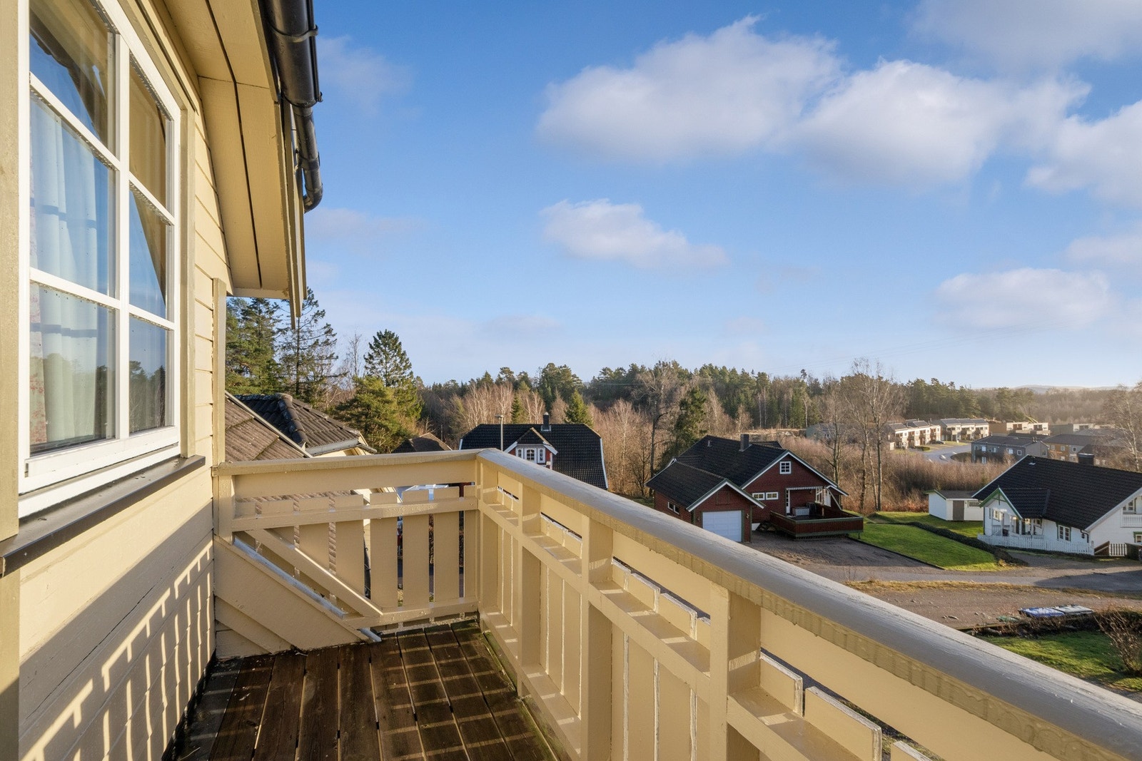 Utenfor loftstuen nytes varme dager på en balkong som måler ca. 4 kvm. Galleribilde