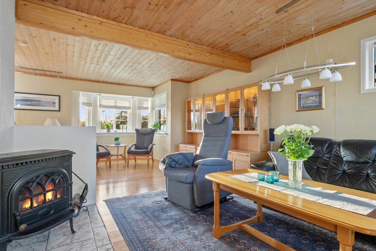 Lune kvelder sikres av en vedovn, og parkett på gulvet kombineres med beige vegger. Møbleringsfriheten er god, og stuen er naturlig inndelt i ulike soner. Galleribilde