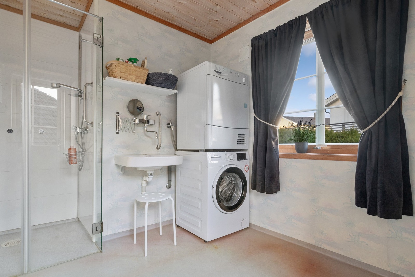 På hovedplanet har boligen et eget vaskerom med dusjløsning. Galleribilde