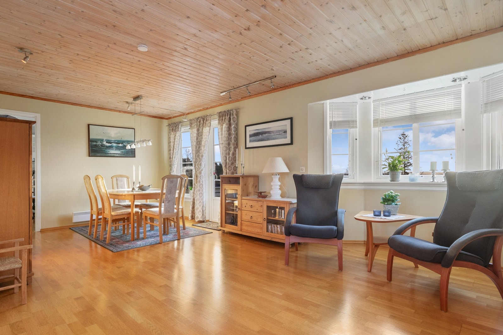 Utenfor kjøkkenet passer det utmerket å innrede med et langbord for hyggelige måltider. Galleribilde