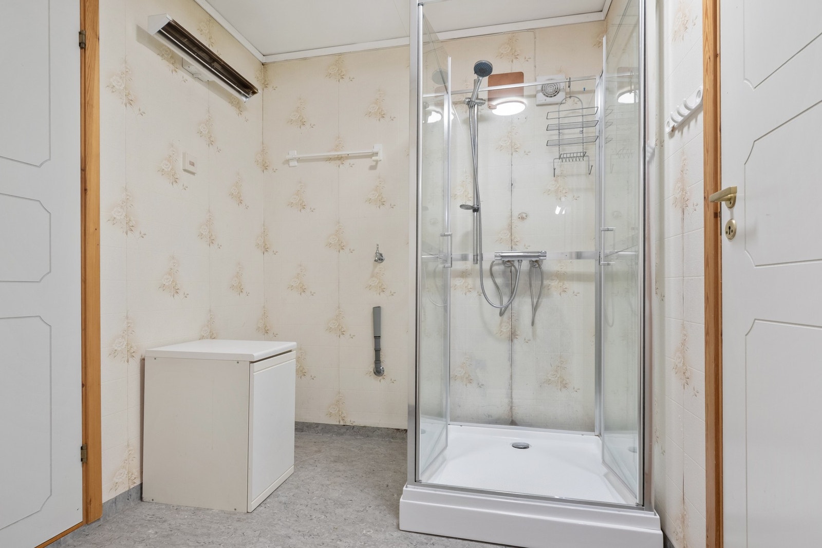 I 2022 ble badet oppgradert med nytt dusjkabinett. Galleribilde