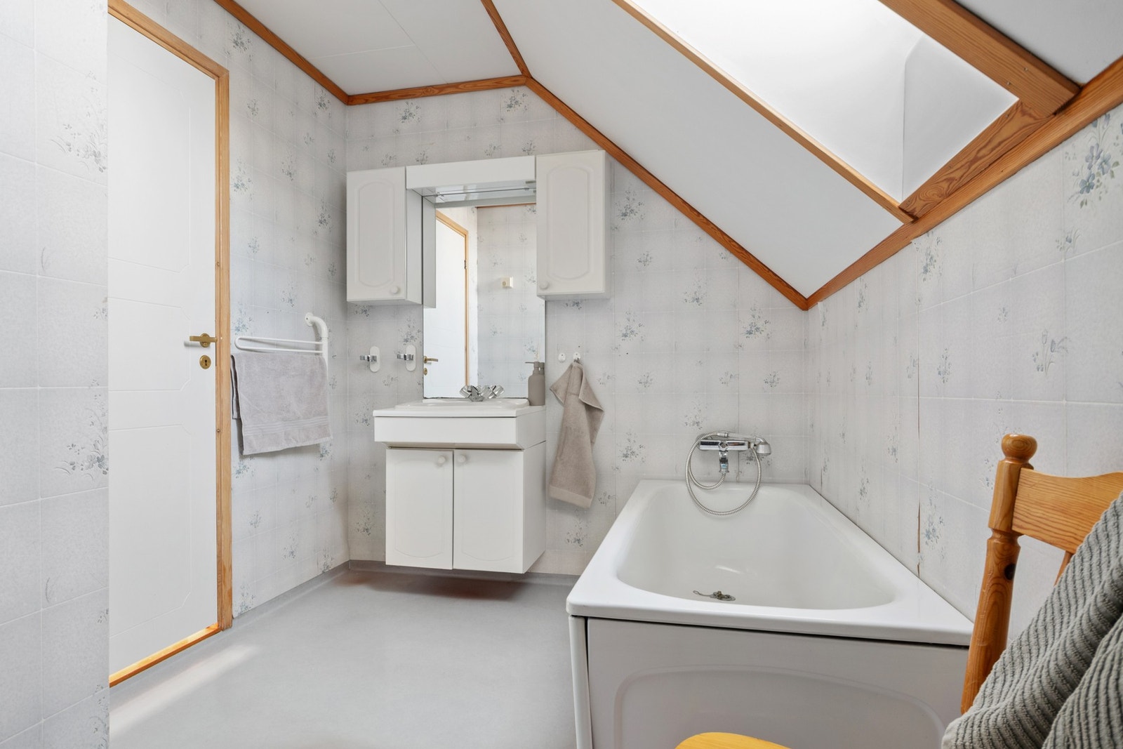 Badet er praktisk plassert utenfor soverommene Galleribilde