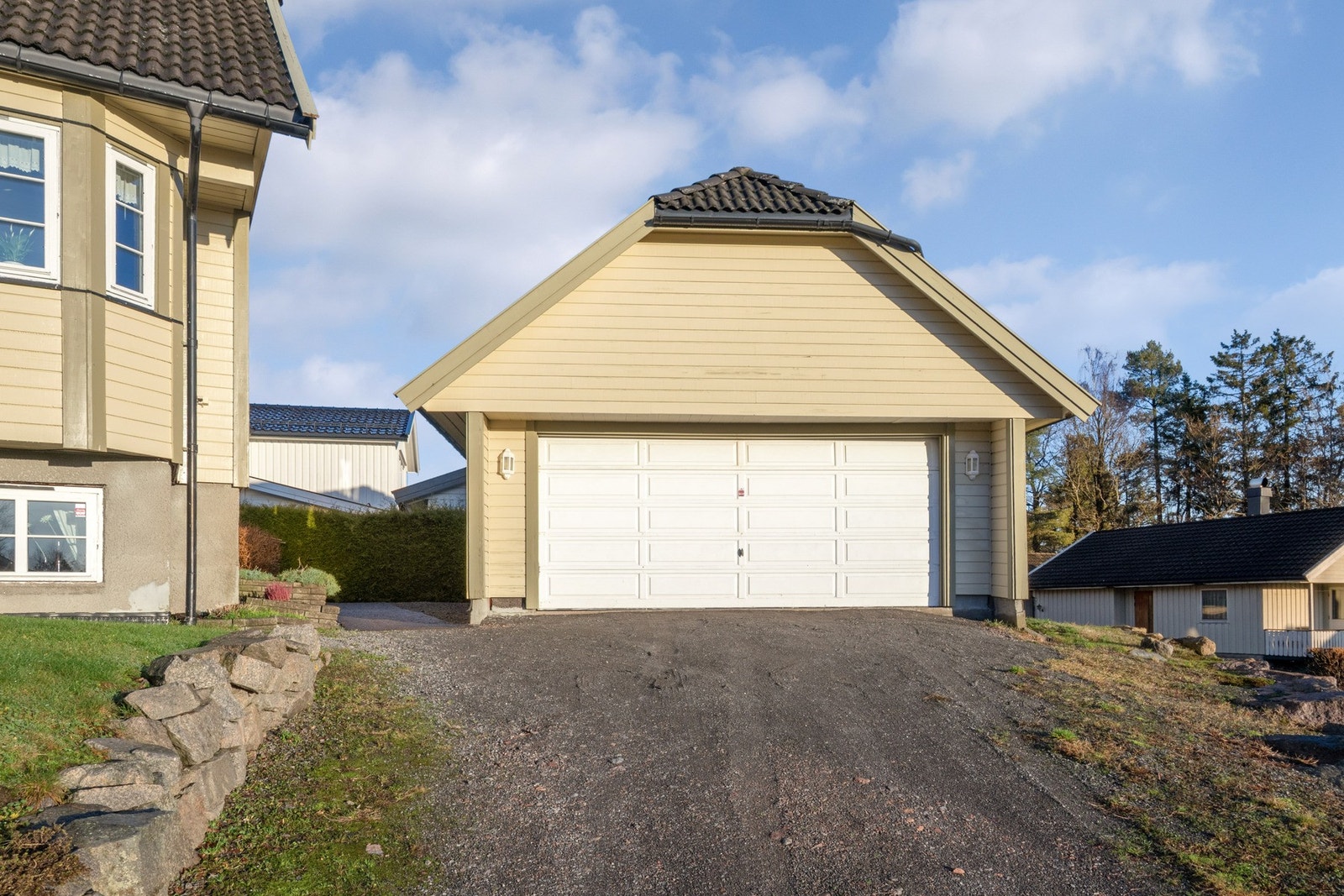 Eiendommen har en frittstående dobbelgarasje på ca. 39 kvm. Galleribilde