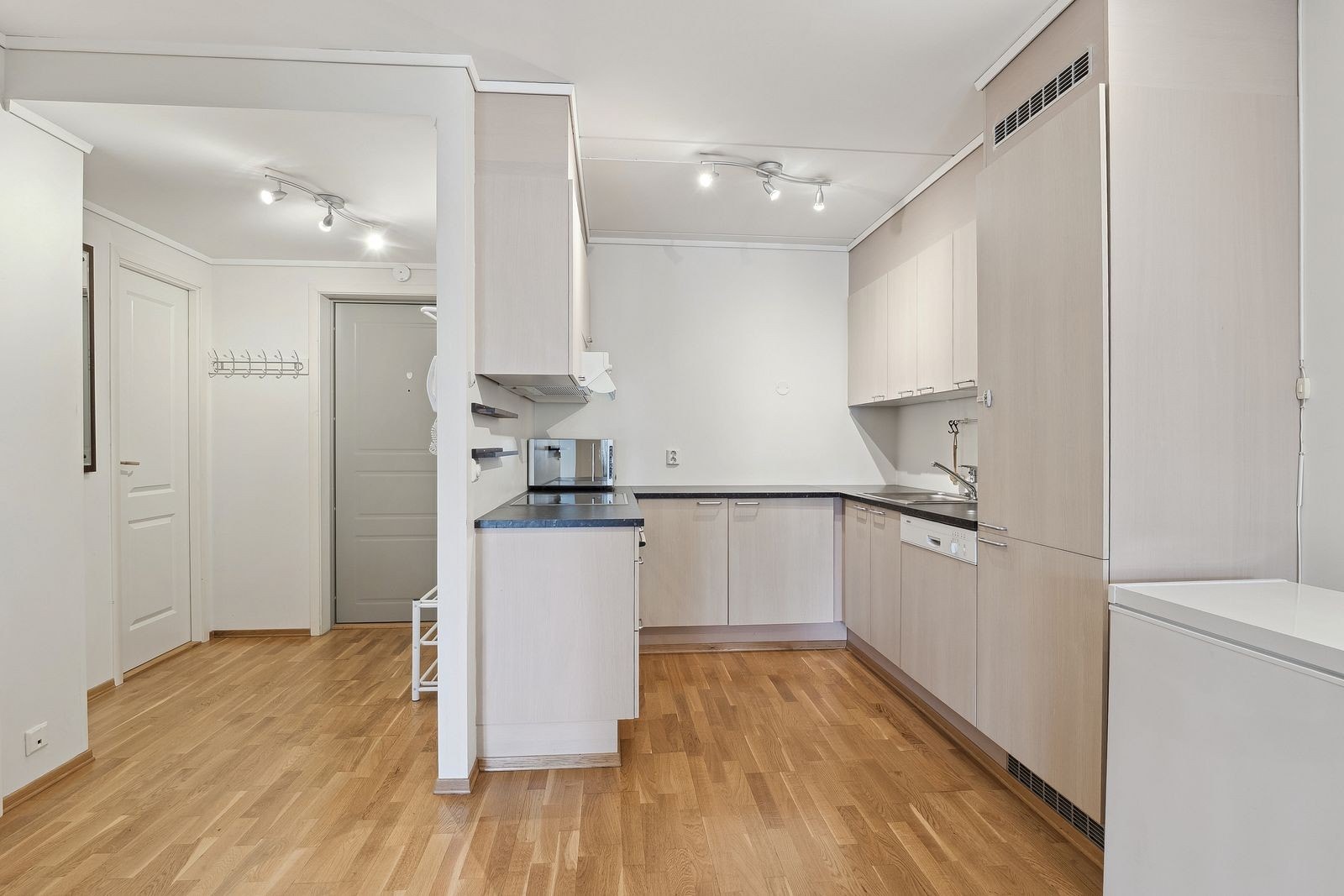 Lekkert kjøkken med god skap og benkeplass. Galleribilde